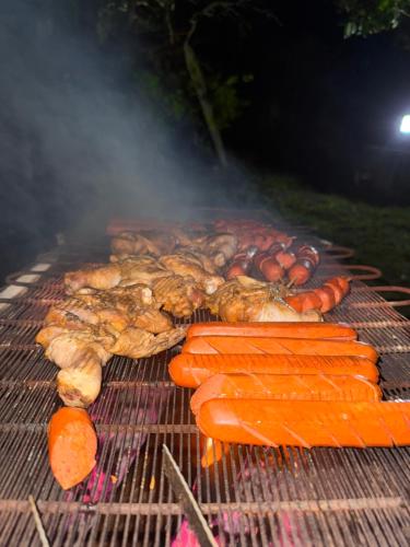 Εγκαταστάσεις μπάρμπεκιου για όλους τους επισκέπτες του κάμπινγκ