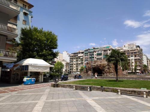 White Tower Cozy Studio OYR1 في سلانيك: شارع المدينة فيه مباني والنخيل