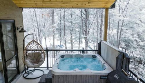 Το Spa Pool table Lake access - Le 515 Beaulac τον χειμώνα