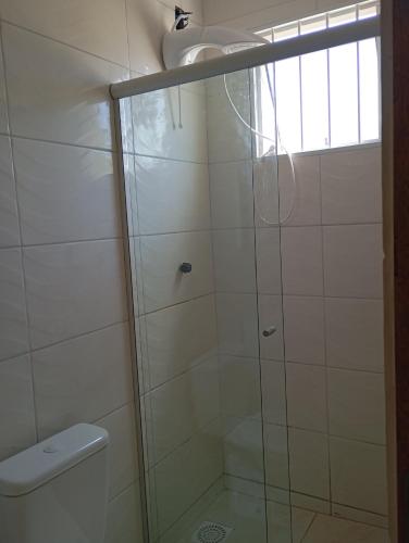 ItaquiQuarto para hospedagem的浴室里带玻璃门的淋浴间