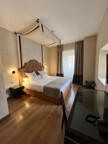 Postel nebo postele na pokoji v ubytování Convento Parador San Esteban de Gormaz