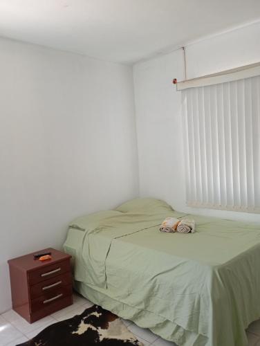 ItaquiQuarto para hospedagem的带床、梳妆台和窗户的卧室