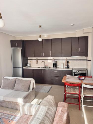 een keuken met een bank en een tafel in een kamer bij Zoe's Luxury Homes in Alexandroupoli