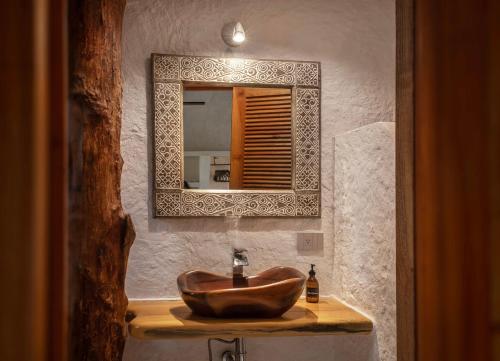 ein Badezimmer mit einem Holzwaschbecken und einem Spiegel in der Unterkunft Mawimbi Boutique Hotel in Holbox