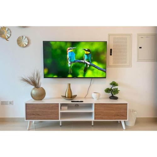TV a/nebo společenská místnost v ubytování Stylish Studio - Chic Refined Escape