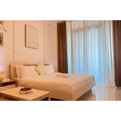 Postel nebo postele na pokoji v ubytování Stylish Studio - Chic Refined Escape