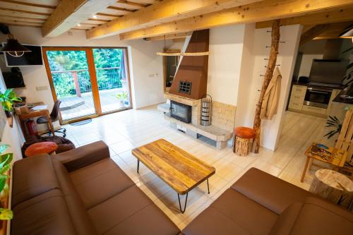 TV a/nebo společenská místnost v ubytování Chata Pod Soláněm