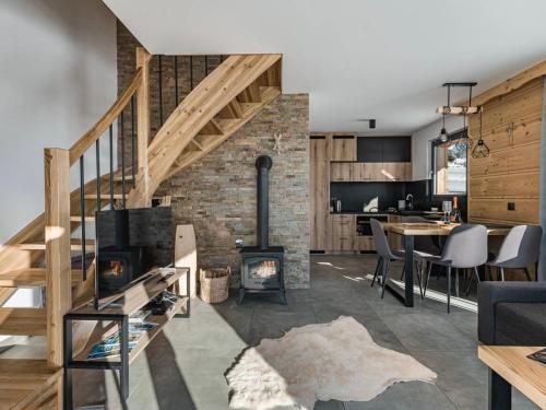 cocina y sala de estar con chimenea y comedor en Tatra Village, en PyzÃ³wka