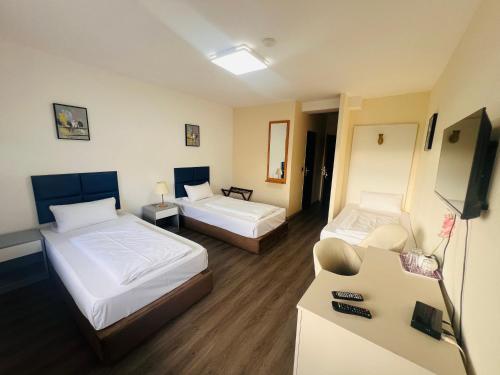 Giường trong phòng chung tại Hotel Am Flughafen