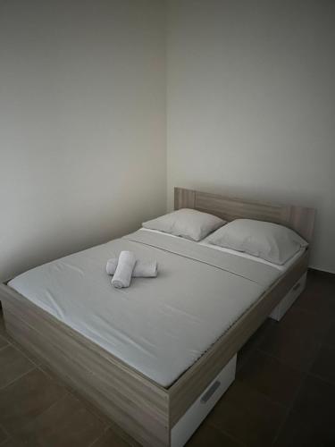 a bed with two towels on top of it at Sympathique T3 in Aiguebelle