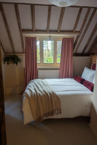 Ένα ή περισσότερα κρεβάτια σε δωμάτιο στο Charming 13th-C Oast House Idyllic Country Escape