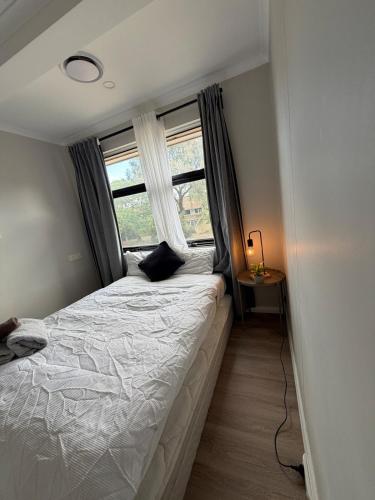 En eller flere senge i et værelse på Comfy 2 BR apartment Woden,Canberra , budget friendly