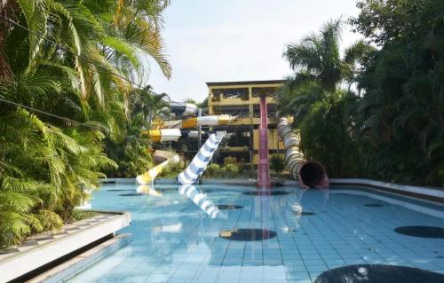 uma grande piscina com toboágua em Krushnai Resort em Kharakvasla