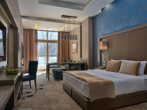 Ένα ή περισσότερα κρεβάτια σε δωμάτιο στο Qafqaz Tufandag Mountain Resort Hotel