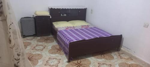 a small bed in a bedroom with a purple mattress at Ashila hawmat ginawa in Asilah