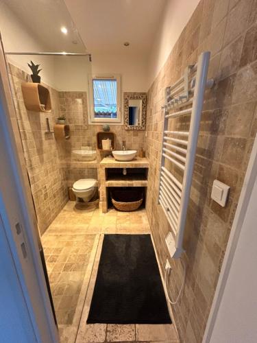 a bathroom with a toilet and a sink at Jolie maison de vacances proche du centre et de la mer in Saint-Raphaël