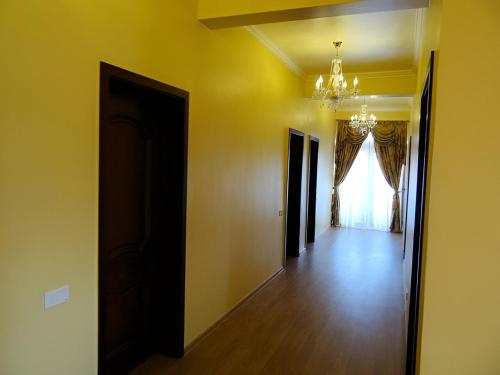 una stanza vuota con un lampadario e un corridoio di Sunrise Hotel ad Adjud