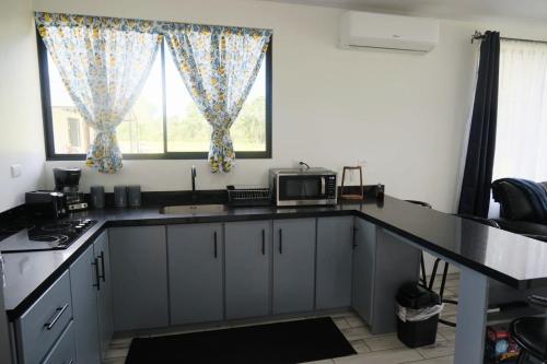 Η κουζίνα ή μικρή κουζίνα στο Twins of Paradise Getaway Casa A