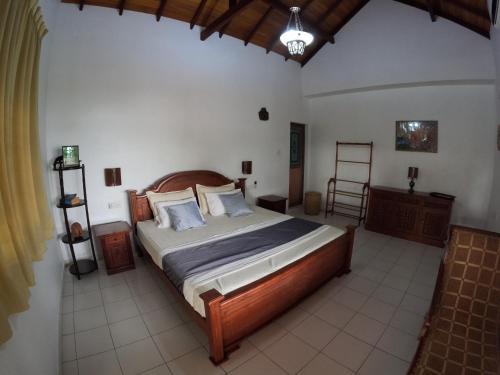 コスゴダにあるSanka Rest Ayurvedic Home Stayの部屋の中に大きなベッドがある寝室