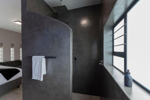 Et badeværelse på Modern 4 sleeper, hot tub, BBQ