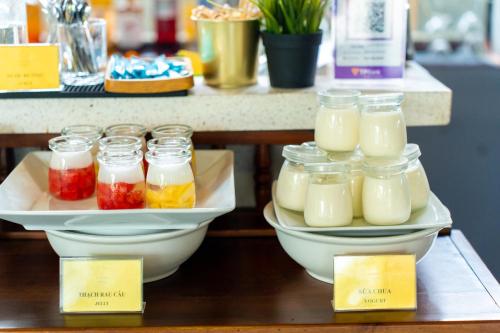 eine Ausstellung verschiedener Lebensmittel in Gläsern in der Unterkunft Gia Huy Riverside Hotel Hoi An in Hoi An