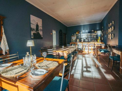 KamieskroonにあるKamieskroon Hotelのテーブルと椅子のあるダイニングルーム