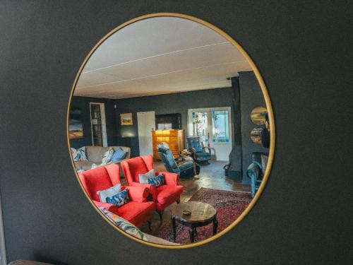 KamieskroonにあるKamieskroon Hotelのリビングルーム(赤いソファ付)を反映した鏡