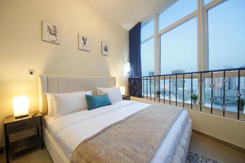 Кровать или кровати в номере Silk Valley - Waterfront Studio with Gym, Pool & Free Parking