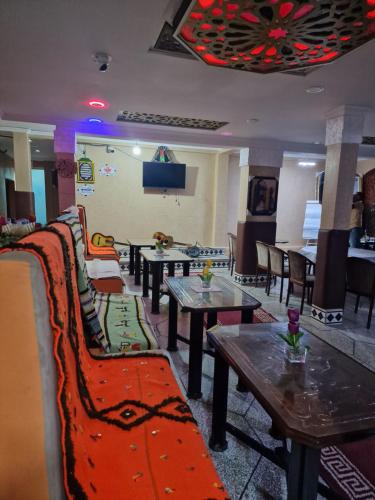 ein Zimmer mit Tischen und Sofas in einem Restaurant in der Unterkunft Café restaurant in Issafene
