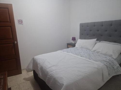 Ένα ή περισσότερα κρεβάτια σε δωμάτιο στο Bedroom 6 in Antigua Guatemala