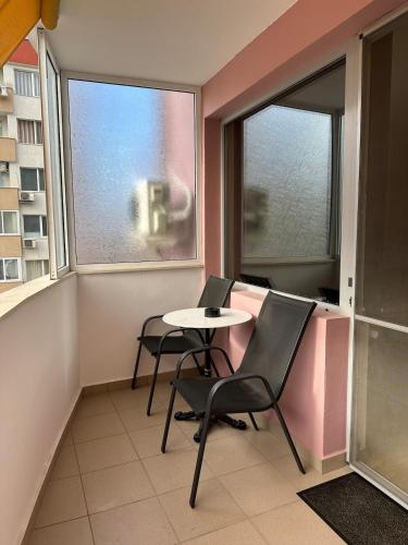 a room with two chairs and a table and a window at Alex Suite in Veliko Tŭrnovo