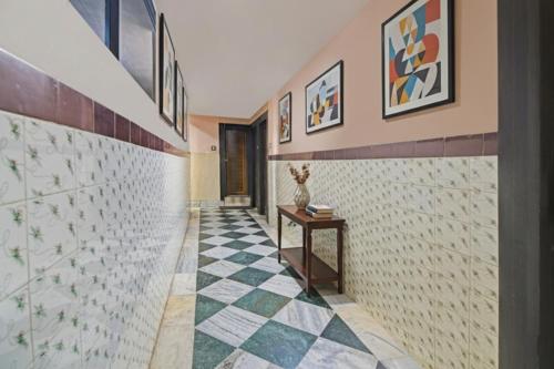 einen Flur mit Fliesenboden und einem Tisch in der Unterkunft FabHotel Sai Sagar Residency in Bhubaneshwar