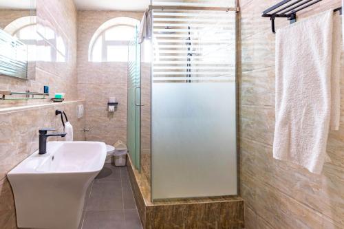 Koupelna v ubytování Maxlot Hotel