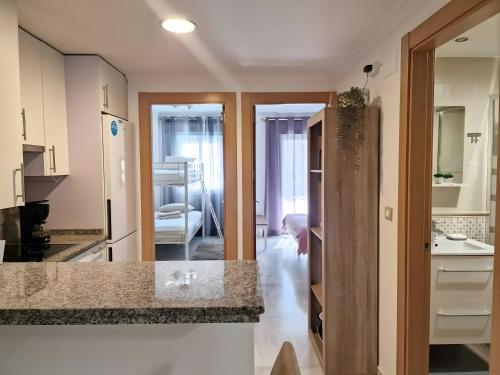 een keuken met witte kasten en een aanrechtblad bij Centrally Located Penthouse A103 in Las Lagunas Mijas