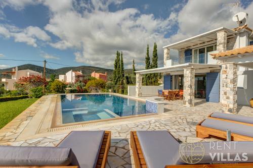 a villa with a swimming pool and a house at Villa Mare Magna in Plépi