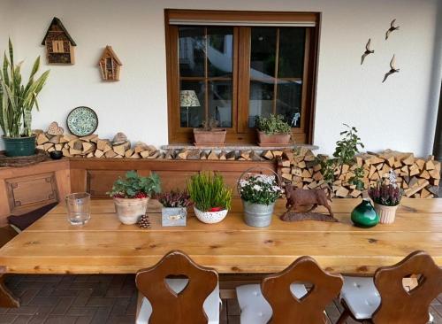 Ferienwohnung Sommerseite في سيباتش: طاولة خشبية عليها خزاف