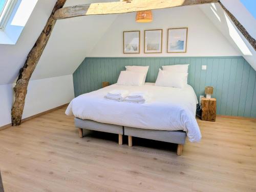 Ένα ή περισσότερα κρεβάτια σε δωμάτιο στο Gîte de la Ferme du Domvoy en Baie de Somme