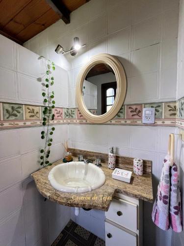 a bathroom with a sink and a mirror at Chalet Caserón de Tejas, Amplia y confortable casa para hasta 11 huéspedes in Mar del Plata