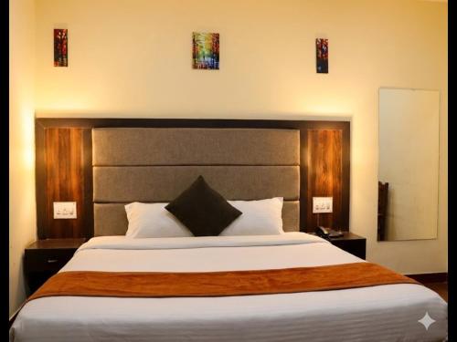 a bedroom with a large bed with a large headboard at Bagiya Resort in Sīkar
