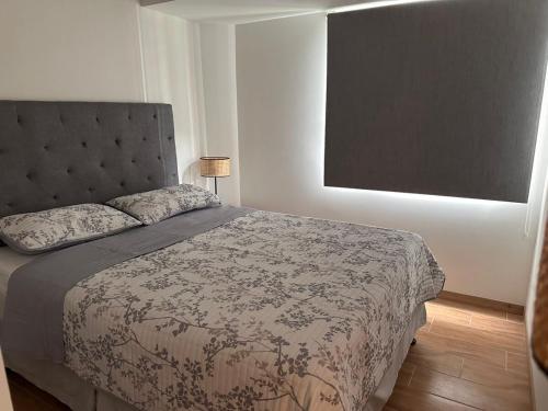 Postel nebo postele na pokoji v ubytování Modern Apartment in Zone 9