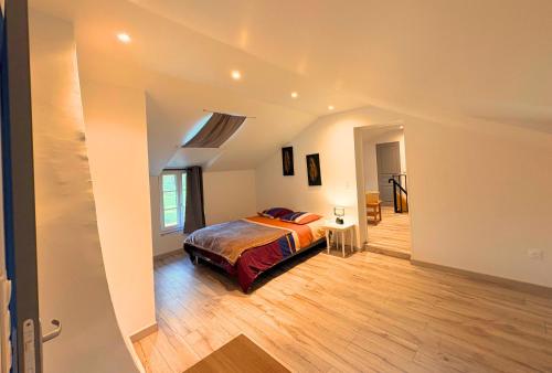 ein Schlafzimmer mit einem Bett in der Mitte eines Zimmers in der Unterkunft Charmante MAISON avec JARDIN & PARKING, tout équipé et confort - 10 min à pied de la mer in Criel-sur-Mer