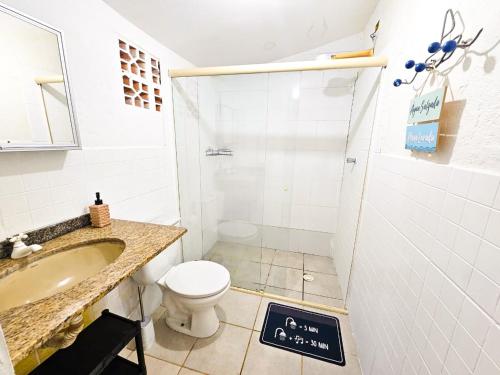 a small bathroom with a toilet and a sink at CASA COMPLETA 5min DA PRAIA JUQUEHY in São Sebastião