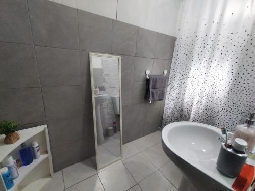 Et badeværelse på comodo y luminoso monoambiente