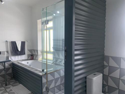 Et badeværelse på Stylish Studio with Pool & Huge TV