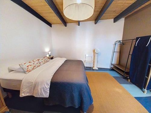 Ένα ή περισσότερα κρεβάτια σε δωμάτιο στο Maison de charme 3* à Étel, confort moderne et jardin paisible - FR-1-479-234