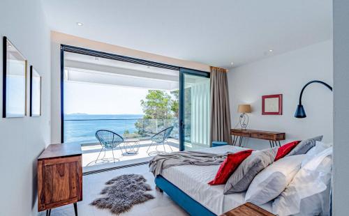 En eller flere senge i et værelse på Villa Luxana