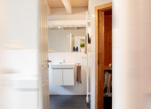 Ένα μπάνιο στο Dock 61 - tolles Ferienhaus für bis zu 4 Personen mit Kaminofen und Sauna - Haustiere herzlich willkommen, direkt am Wasser gelegen