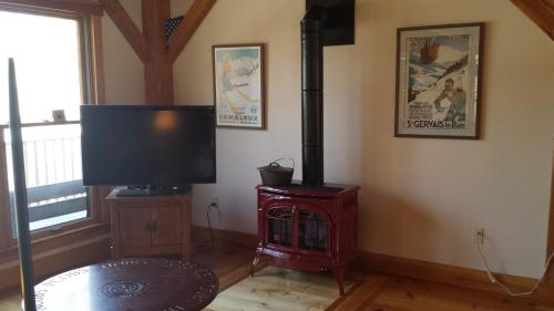 Et tv og/eller underholdning på Quiet Lake home 3 mi from Camden!