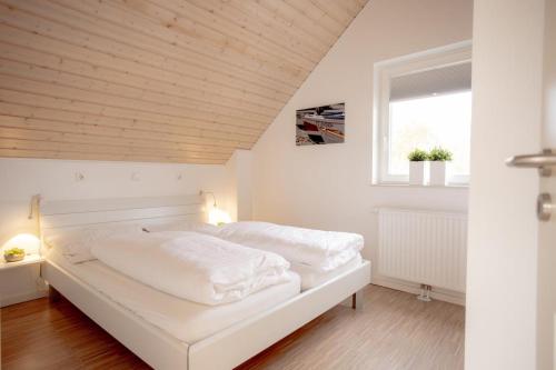 Ένα ή περισσότερα κρεβάτια σε δωμάτιο στο Dock 61 - tolles Ferienhaus für bis zu 4 Personen mit Kaminofen und Sauna - Haustiere herzlich willkommen, direkt am Wasser gelegen