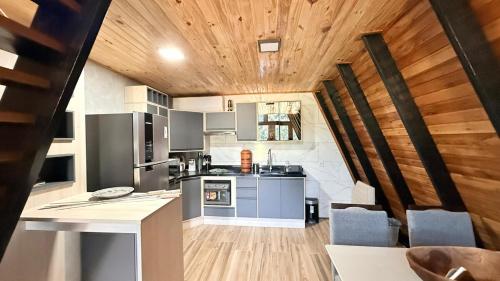 Kuchyň nebo kuchyňský kout v ubytování Chalé Aconchegante com Lareira e Vista Gramado